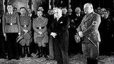 Pražský primátor Otakar Klapka (uprostřed) a jeho náměstek Josef Pfitzner... Pražský primátor Otakar Klapka (uprostřed) a jeho náměstek Josef Pfitzner...