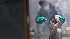 Odběr vzorků pro testování na koronavirus v nemocnici v indické metropoli Nové... Odběr vzorků pro testování na koronavirus v nemocnici v indické metropoli Nové...