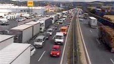 Nehoda nákladního auta krátce po 14:30 zablokovala dálnici D1 ve směru z Brna... Nehoda nákladního auta krátce po 14:30 zablokovala dálnici D1 ve směru z Brna...