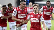 Pardubický Tomáš Solil (vpředu vpravo) se raduje se spoluhráči ze vstřeleného... Pardubický Tomáš Solil (vpředu vpravo) se raduje se spoluhráči ze vstřeleného...