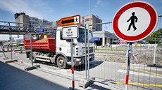 Hojně využívaný přechod u brněnského nákupního centra Vaňkovka přehradilo... Hojně využívaný přechod u brněnského nákupního centra Vaňkovka přehradilo...
