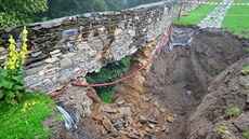 Provalená část středověkého zdiva hradeb, které po vydatných deštích nevydržely... Provalená část středověkého zdiva hradeb, které po vydatných deštích nevydržely...