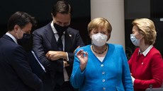 V popředí stojí německá kancléřka Angela Merkelová. Za ní hovoří italský... V popředí stojí německá kancléřka Angela Merkelová. Za ní hovoří italský...