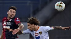 Artur Ionita z Cagliari (vlevo) a Jacopo Petriccione z Lecce v utkání italské... Artur Ionita z Cagliari (vlevo) a Jacopo Petriccione z Lecce v utkání italské...