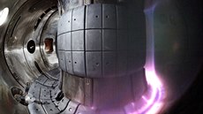 Fotomontáž zachycuje pohled do komory dnešního tokamaku COMPASS při vypnutí... Fotomontáž zachycuje pohled do komory dnešního tokamaku COMPASS při vypnutí...