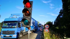 Červenobílé značky po stranách mostu měly přimět zejména kamiony, aby přes most... Červenobílé značky po stranách mostu měly přimět zejména kamiony, aby přes most...