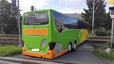 Dálkový autobus ve čtvrtek večer uvázl na železničním přejezdu v Lukách nad... Dálkový autobus ve čtvrtek večer uvázl na železničním přejezdu v Lukách nad...