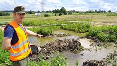 Vedoucí týmu archeologů Jakub Těsnohlídek ukazuje na jámu s navezenou... Vedoucí týmu archeologů Jakub Těsnohlídek ukazuje na jámu s navezenou...