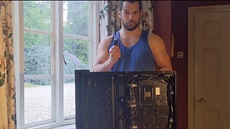 Henry Cavill si staví herní počítač Henry Cavill si staví herní počítač