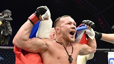 Ruský bijec Petr Jan slaví svj triumf v souboji organizace UFC.