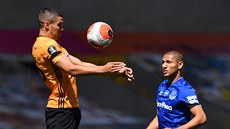 Conor Coady z Wolverhamptonu hlavikuje, proti nmu Richarlison z Evertonu.