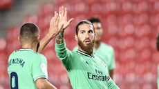Sergio Ramos a Karim Benzema slaví gól Realu Madrid. Sergio Ramos a Karim Benzema slaví gól Realu Madrid.