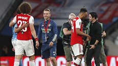 Trenér Arsenalu Mikel Arteta (vpravo) a Pierre-Emerick Aubameyang slaví postup... Trenér Arsenalu Mikel Arteta (vpravo) a Pierre-Emerick Aubameyang slaví postup...