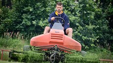 Trávníkář i kapitán. Jan Jeřábek je ikonou fotbalových Pardubic, které vyhrály... Trávníkář i kapitán. Jan Jeřábek je ikonou fotbalových Pardubic, které vyhrály...