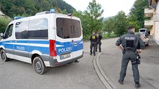 Stovky německých policistů se zapojily do pátrání po nebezpečném muži, který... Stovky německých policistů se zapojily do pátrání po nebezpečném muži, který...