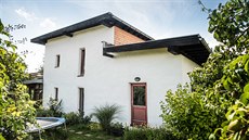 Ve zdech rodinného domu Viktora Karlíka jsou stovky balíků slámy. Pracoval na... Ve zdech rodinného domu Viktora Karlíka jsou stovky balíků slámy. Pracoval na...