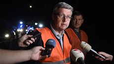 Ministr průmyslu a obchodu a dopravy Karel Havlíček hovoří s novináři na místě... Ministr průmyslu a obchodu a dopravy Karel Havlíček hovoří s novináři na místě...