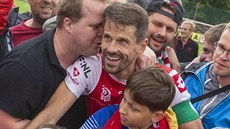Pardubický kapitán Jan Jeřábek se raduje z postupu do první ligy. Pardubický kapitán Jan Jeřábek se raduje z postupu do první ligy.