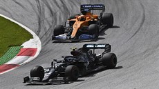 Valtteri Bottas (v popedí) z Mercedesu a Carlos Sainz z McLarenu na trati...