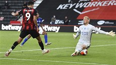 Dominic Solanke z Bournemouthu v šanci před brankářem Kasperem Schmeichelem z... Dominic Solanke z Bournemouthu v šanci před brankářem Kasperem Schmeichelem z...