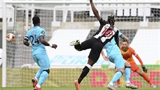 Allan Saint-Maximin (uprostřed) z Newcastlu střílí na branku Tottenhamu. Allan Saint-Maximin (uprostřed) z Newcastlu střílí na branku Tottenhamu.