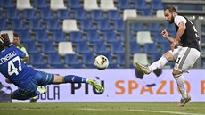 Gonzalo Higuain (vpravo) z Juventusu stílí gól v duelu se Sassuolem.