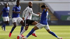 David McGoldrick (druhý zprava) ze Sheffieldu United sleduje, co provede s... David McGoldrick (druhý zprava) ze Sheffieldu United sleduje, co provede s...