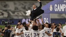 Trenér Realu Madrid Zinedine Zidane nad hlavami svých hráčů. Trenér Realu Madrid Zinedine Zidane nad hlavami svých hráčů.