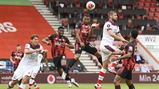 Callum Wilson (uprostřed) z Bournemouthu hlavičkuje v duelu se Southamptonem. Callum Wilson (uprostřed) z Bournemouthu hlavičkuje v duelu se Southamptonem.