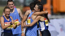 Modrá štafeta se raduje z vítězství. Zleva Anna Šimková, Jakub Hofta, Jan Friš... Modrá štafeta se raduje z vítězství. Zleva Anna Šimková, Jakub Hofta, Jan Friš...