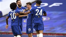 Mason Mount (druhý zprava) z Chelsea slaví se spoluhráčí gól v zápase s... Mason Mount (druhý zprava) z Chelsea slaví se spoluhráčí gól v zápase s...