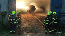 U požáru sena a slámy v hale v Mírové zasahovalo osm jednotek hasičů. U požáru sena a slámy v hale v Mírové zasahovalo osm jednotek hasičů.