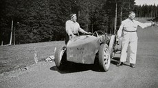 Slavný český závodník Čeněk Junek (vpravo) při studiu trati Pradědského okruhu... Slavný český závodník Čeněk Junek (vpravo) při studiu trati Pradědského okruhu...