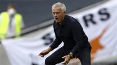 José Mourinho burcuje fotbalisty Tottenhamu v zápase s Arsenalem. José Mourinho burcuje fotbalisty Tottenhamu v zápase s Arsenalem.