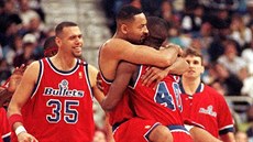 Tracy Murray, Juwan Howard a Calbert Cheaney (zleva) slaví postup v play off... Tracy Murray, Juwan Howard a Calbert Cheaney (zleva) slaví postup v play off...