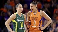 Sue Birdová (vlevo) ze Seattlu a Diana Taurasiová z Phoenixu si našly chvilku a... Sue Birdová (vlevo) ze Seattlu a Diana Taurasiová z Phoenixu si našly chvilku a...
