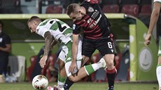 Lukáš Haraslín (vlevo) ze Sassuola a Marko Rog z Cagliari v souboji o míč Lukáš Haraslín (vlevo) ze Sassuola a Marko Rog z Cagliari v souboji o míč