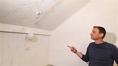 Místostarosta Harrachova Tomáš Vašíček ukazuje, jak zatéká do nově opraveného... Místostarosta Harrachova Tomáš Vašíček ukazuje, jak zatéká do nově opraveného...