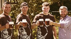 Ve výzvě Kozla Dobráci, děkujem! nominovali lidé i SDH Písnice. S várkou piva... Ve výzvě Kozla Dobráci, děkujem! nominovali lidé i SDH Písnice. S várkou piva...
