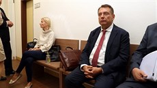 Petra Paroubková a Jií Paroubek u soudu kvli dcei (Praha, 13. záí 2017)