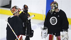 Gólmani David Rittich (vlevo) a Jon Gillies z Calgary naslouchají radám... Gólmani David Rittich (vlevo) a Jon Gillies z Calgary naslouchají radám...