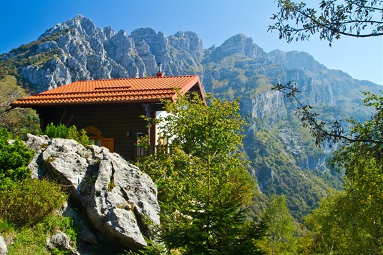 Horská chata nedaleko horského masivu v oblasti Lombardie. (ilustraní snímek)
