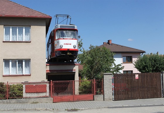 Na stee garáe v Jihlav parkuje tramvaj.