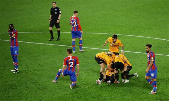 Fotbalisté Wolverhamptonu slaví gól v utkání proti Crystal Palace.