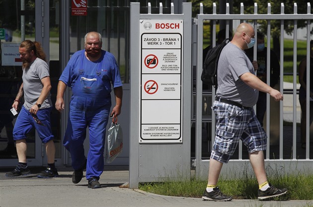 Lidé odpoledne po pracovní smn odcházejí z jihlavské továrny Bosch.