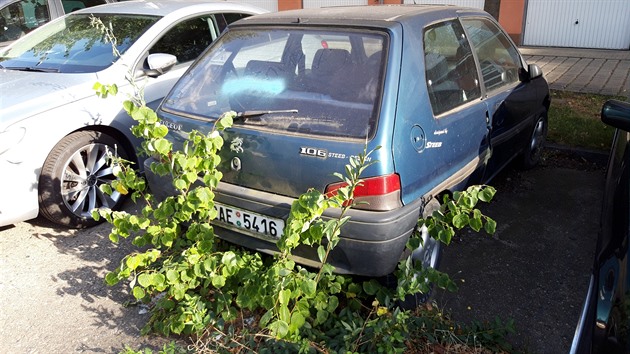 Nachází se v prostoru mezi Saratovskou a Bečvářovou ulicí u hotelového parkoviště.