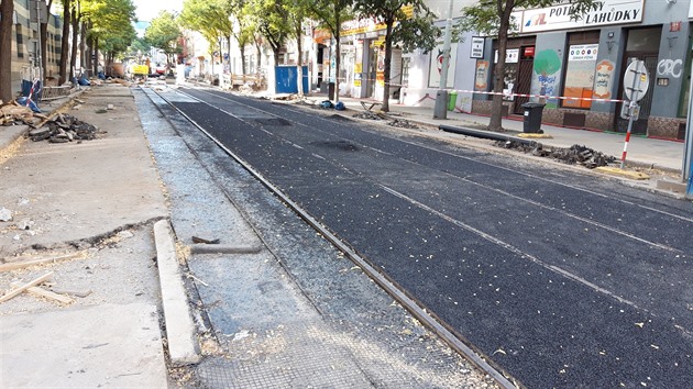 Rekonstrukce tramvajové trati ve Strašnicích pokračuje.