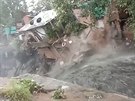 Dsiv video: povode strhla domy do propasti