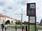 Již přes týden, každý den, když odjíždím tramvají z Hradčanské, čtu stále stejnou neměnnou informaci o prázdninových odjezdech tramvají. No a když vystupuji v Holešovicích z tramvaje tak je další kuriózní popiska na WC budce u zahradního kiosku. Již přes týden, každý den, když odjíždím tramvají z Hradčanské, čtu stále stejnou neměnnou informaci o prázdninových odjezdech tramvají. No a když vystupuji v Holešovicích z tramvaje tak je další kuriózní popiska na WC budce u zahradního kiosku.