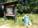 Podél rybníku Vrah vede naučná stezka, kde chybí igelitový pytel na odpad, a proto je na dohled další pytel přeplněn. Podél rybníku Vrah vede naučná stezka, kde chybí igelitový pytel na odpad, a proto je na dohled další pytel přeplněn.